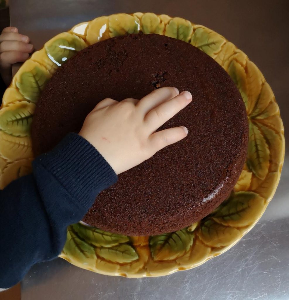 Découverte d'un gâteau au chocolat par un enfant